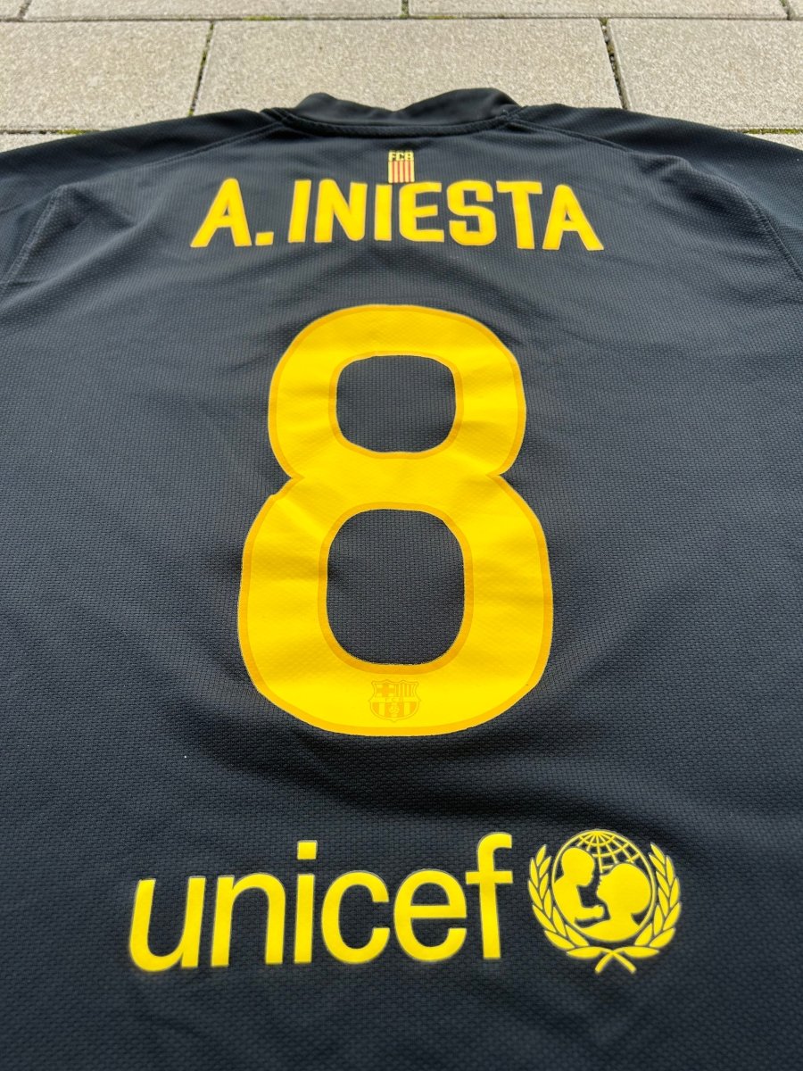 Barcelona 2011/12 Original Away Shirt Iniesta 8 Size XL - Shorty Football Shirts