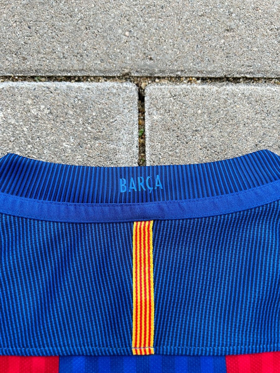 Barcelona 2016/17 Original Home Shirt Iniesta 8 Size M - Shorty Football Shirts