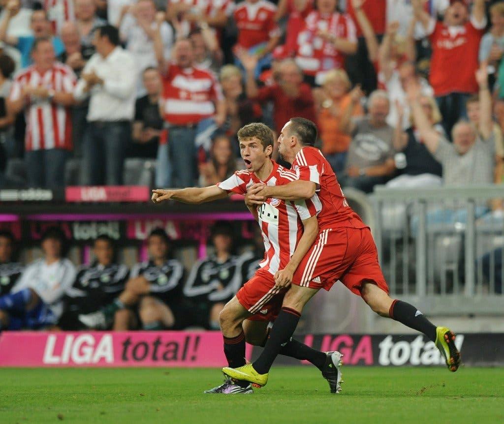 Bayern München 2010/11 Authentic Home Shirt Müller 25 Size XL - Shorty Football Shirts