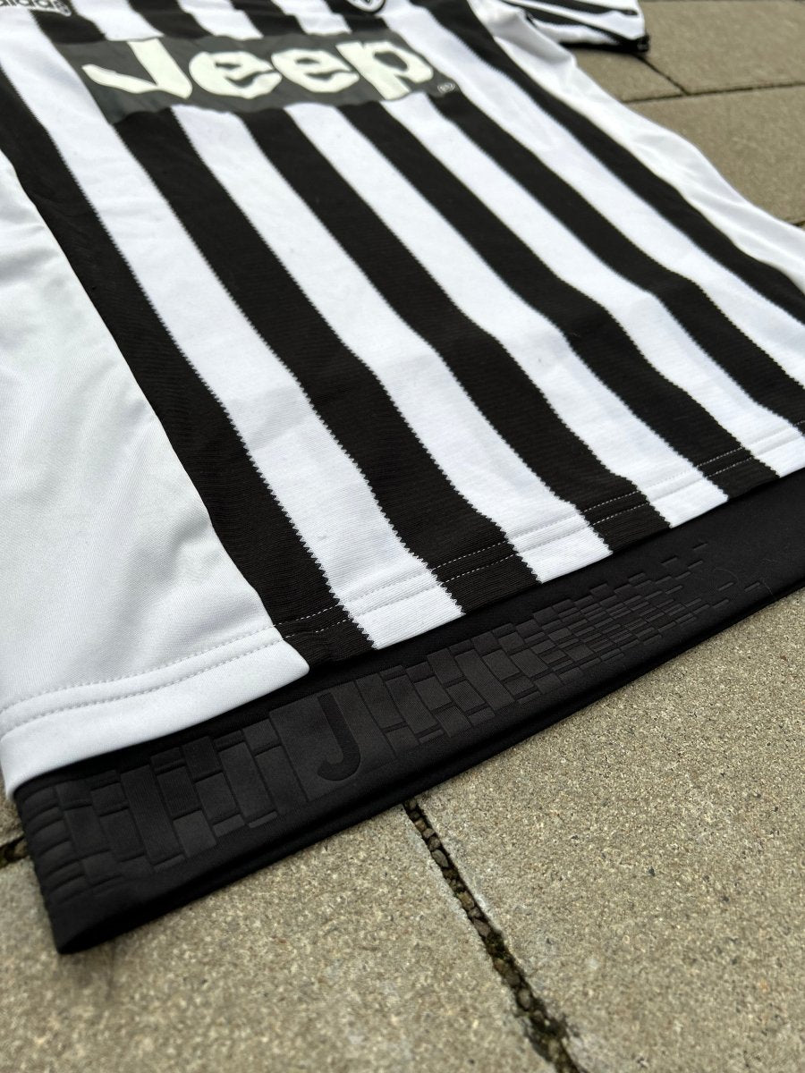 Juventus 2015/16 Original Home Shirt Size S - Shorty Football Shirts