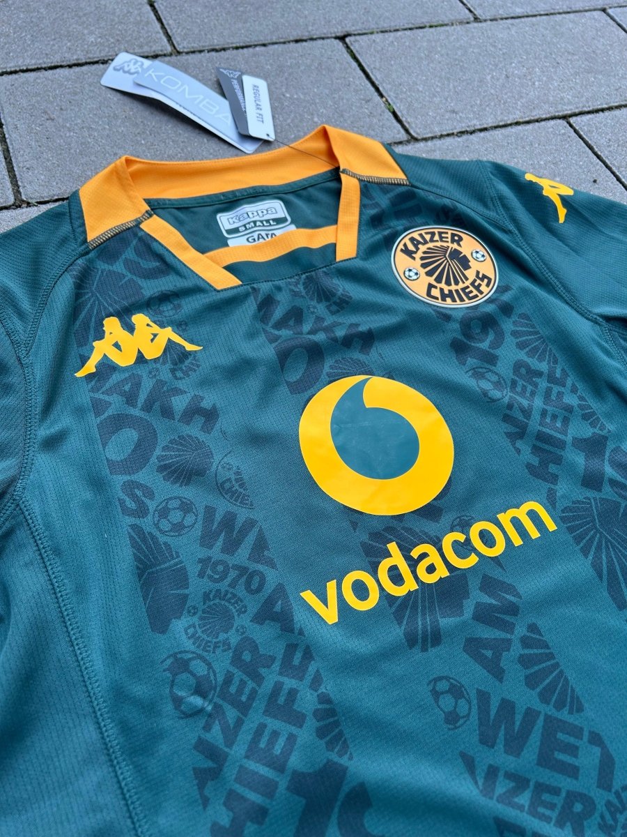 Kaizer Chiefs 2023/24 Original Away Shirt Size S - Shorty Football Shirts