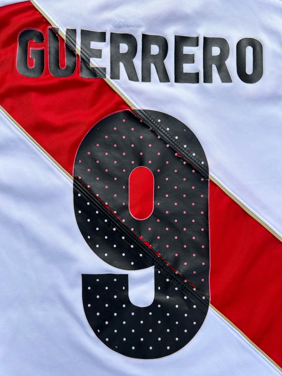Peru 2018/19 Authentic Home Shirt Guerrero 9 Size S - Shorty Football Shirts