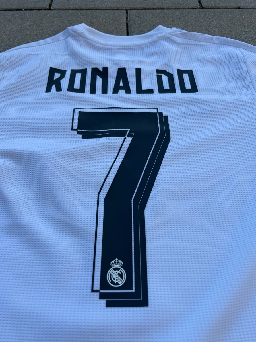 Real Madrid 2015/16 Original Home Shirt Ronaldo 7 L/S Size S - Shorty Football Shirts