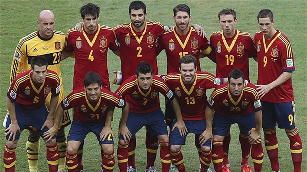 Spain 2013/14 Original Home Shirt Size M - Shorty Football Shirts