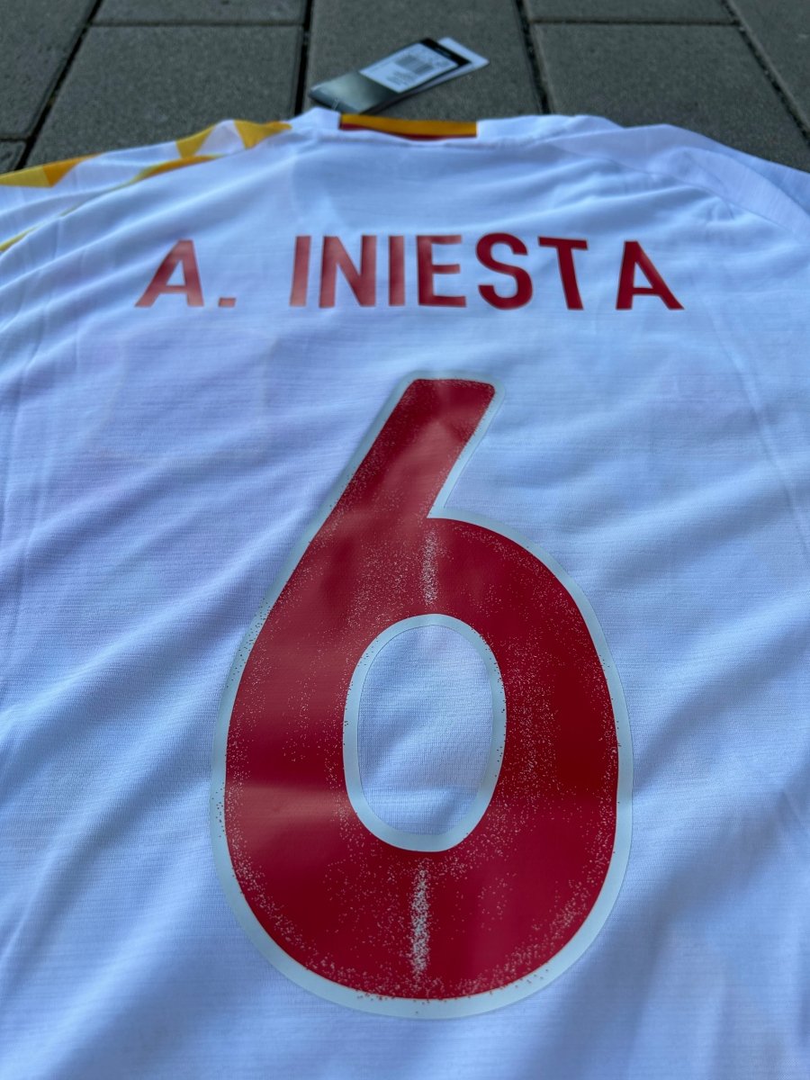 Spain 2016/17 Original Away Shirt Iniesta 6 Size XL - Shorty Football Shirts