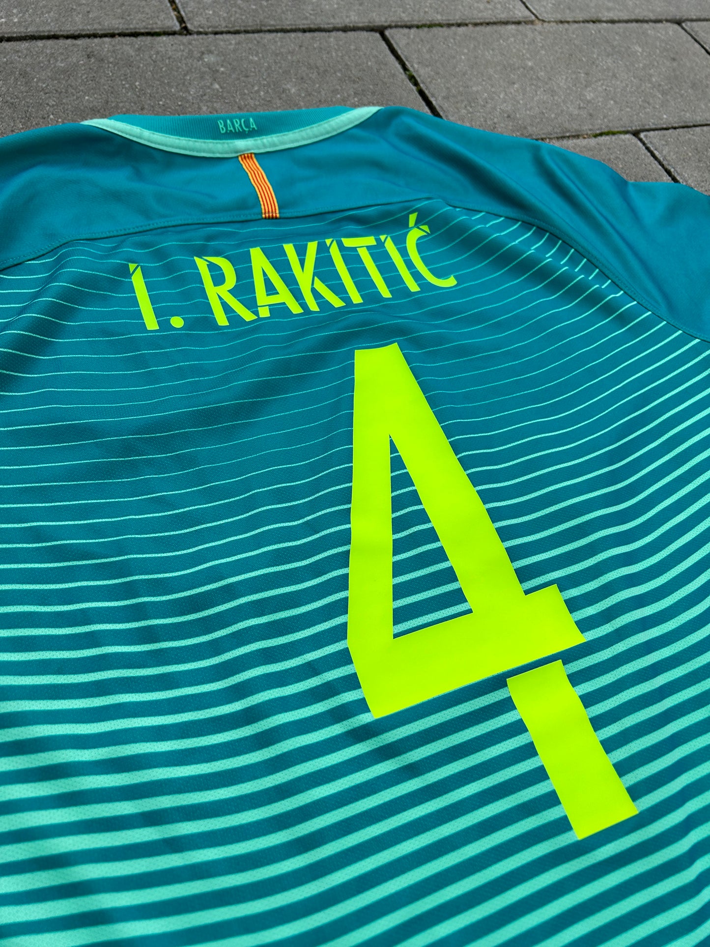 Barcelona 2016/17 Original Third Shirt Rakitic #4 Size M