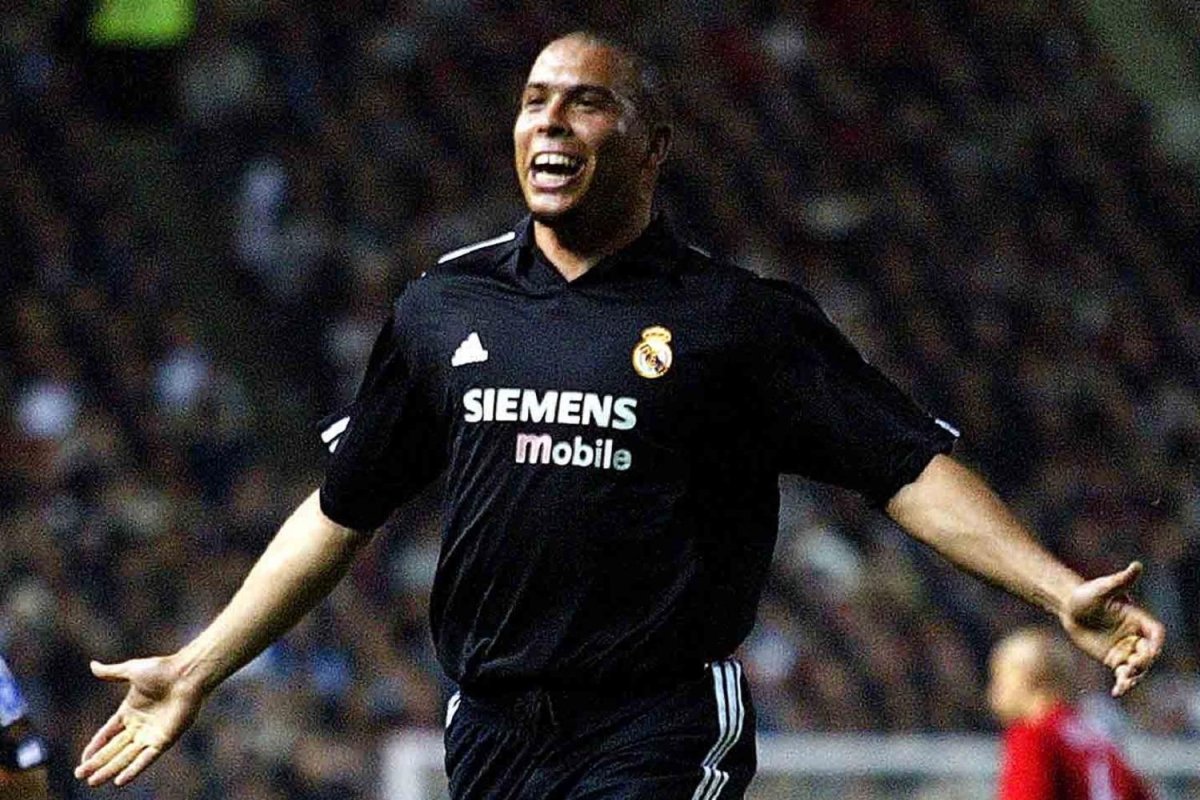 Real Madrid 2002/03 Authentic Away Shirt Ronaldo 11 Size M - Shorty Football Shirts