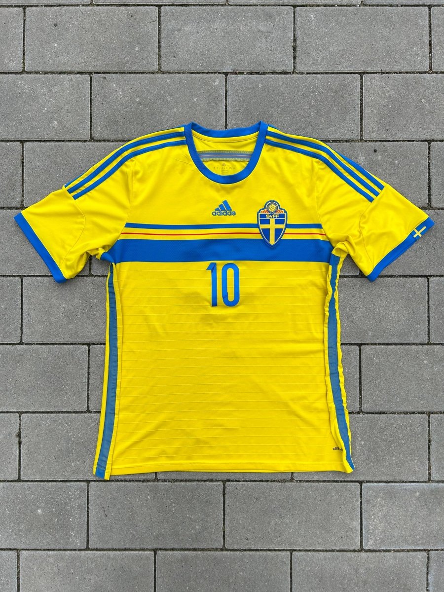 Sweden 2014/15 Original Home Shirt Ibrahimovic 10 Size XL - Shorty Football Shirts