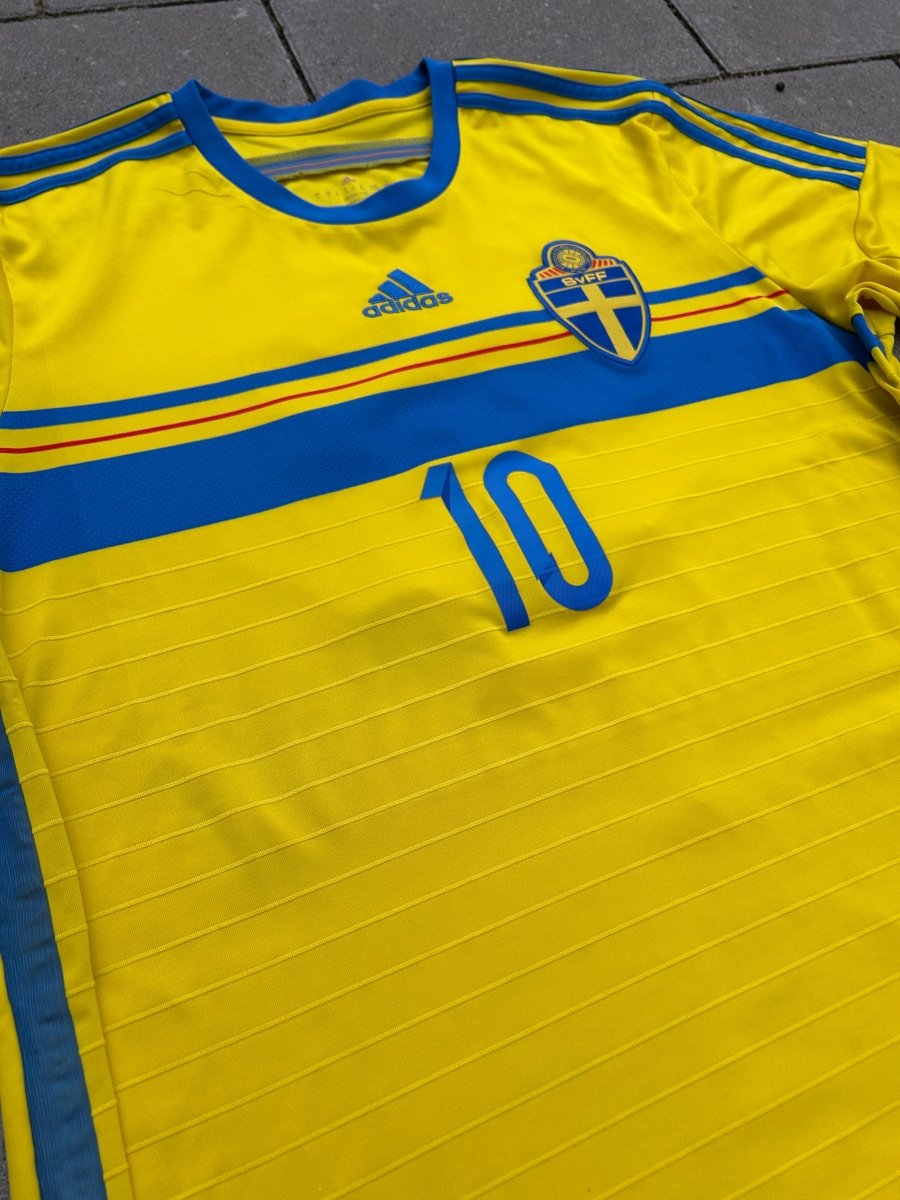 Sweden 2014/15 Original Home Shirt Ibrahimovic 10 Size XL - Shorty Football Shirts