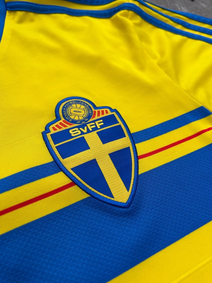 Sweden 2014/15 Original Home Shirt Ibrahimovic 10 Size XL - Shorty Football Shirts